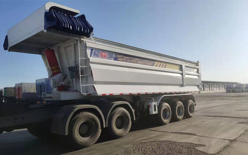 Tipper Trailer are delivering to customer